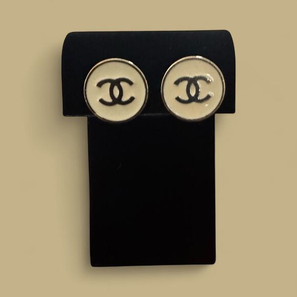Chanel 04 V Gold-Tone Cream Enamel CC Logo Round Clip-On Earrings Made in France - Picture 4 of 7